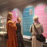 Naisen-aani-08032024 Titta_Raili_ja_toimittaja