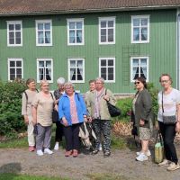 Wanha-Raahe-29-6-2024 Osa-reissaajista-Soveliuksen-talo-taustalla